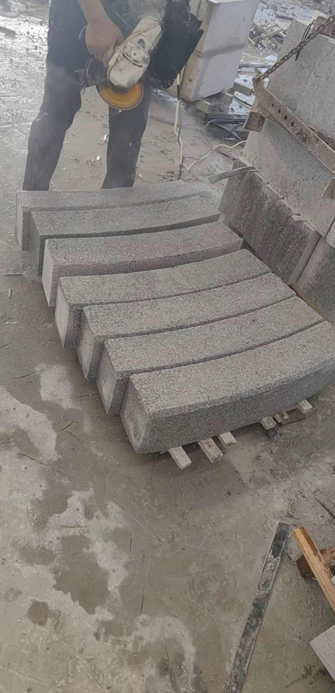 曲靖芝麻白弧形路牙石