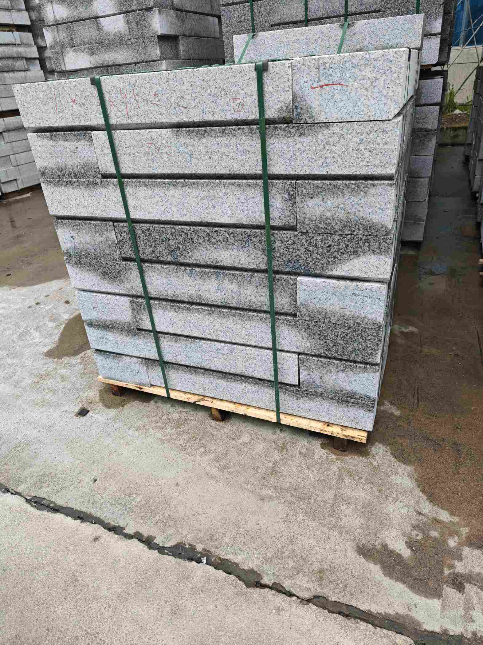 曲靖芙蓉白路牙石，马路牙子